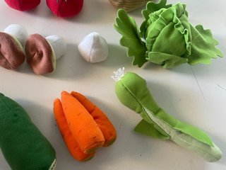 Cesta de tela con verduras de juguete Ikea