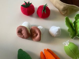 Cesta de tela con verduras de juguete Ikea