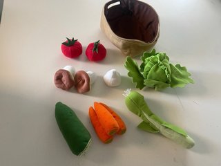 Cesta de tela con verduras de juguete Ikea