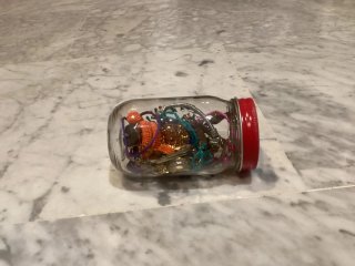 Tarro de cristal con joyas misteriosas