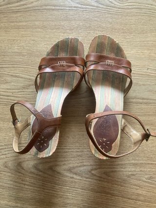 Sandalias de cuña marrones talla 37