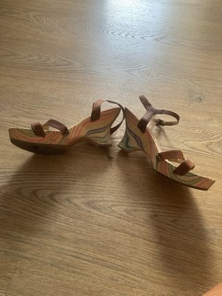 Sandalias de cuña marrones talla 37