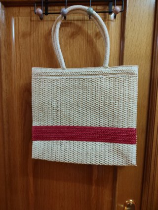 Bolso de rafia beige con detalle granate