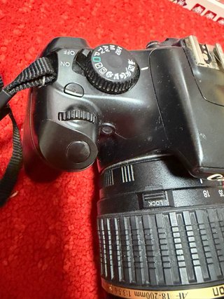 Fotocamera Canon EOS 1100D con obiettivo Tamron