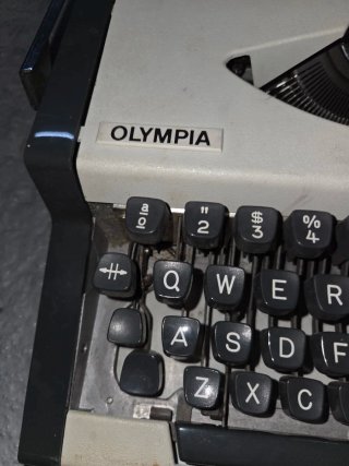 Máquina de escribir Olympia Traveller de Luxe