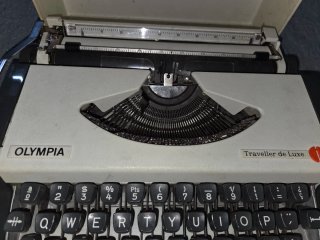 Máquina de escribir Olympia Traveller de Luxe