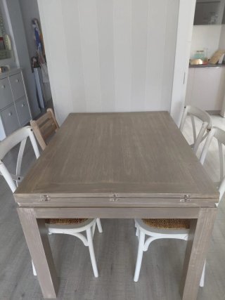 Mesa de comedor de madera