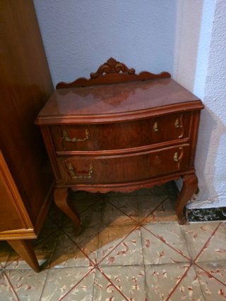 Mesita de noche antigua de madera