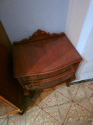 Mesita de noche antigua de madera