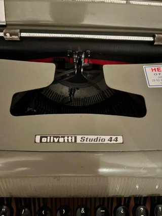 Máquina de escribir Olivetti Studio 44