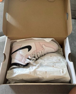 Air Jordan 1 Mid Rosa e Bianco