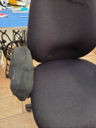 Silla de oficina negra de tela