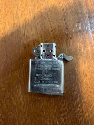 Zippo con figura de ángel funcionando