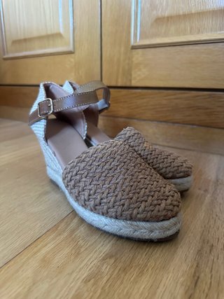 Cuñas de esparto con tira marrón. No sabemos marca