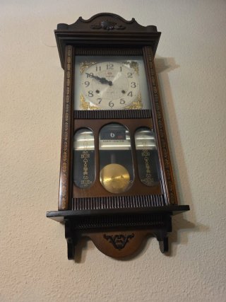 Reloj de pared antiguo de madera
