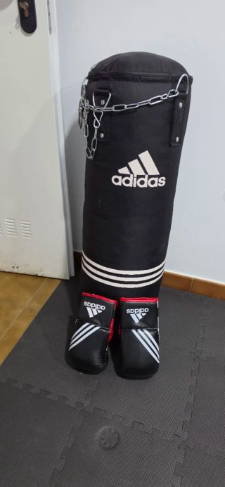 Saco de boxeo Adidas y guantes