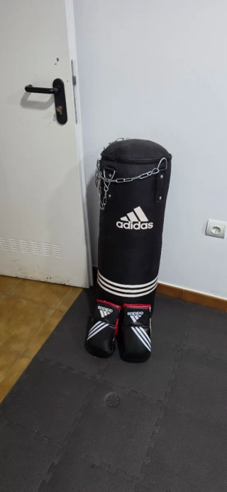 Saco de boxeo Adidas y guantes