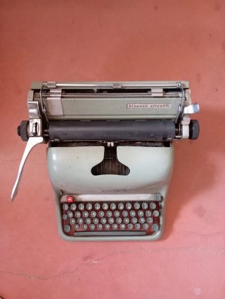 Máquina de escribir Hispano Olivetti