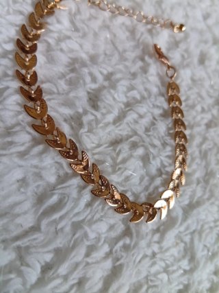 Bracciale dorato con maglie a forma di foglia