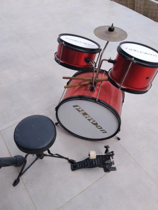 Batería musical infantil roja
