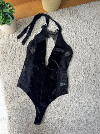 Body: terciopelo y encaje negro – Comprado en USA