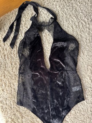 Body: terciopelo y encaje negro – Comprado en USA