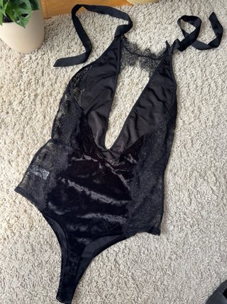 Body: terciopelo y encaje negro – Comprado en USA