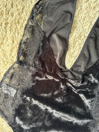 Body: terciopelo y encaje negro – Comprado en USA