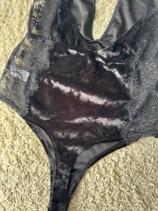 Body: terciopelo y encaje negro – Comprado en USA