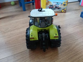 Tractor Bruder Claas Axion 950