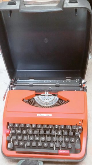 Máquina de escribir Antares 137 Naranja