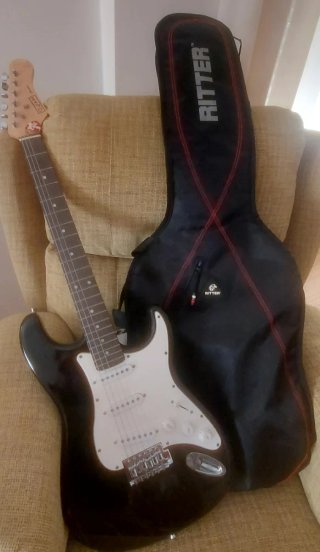 Guitarra Eléctrica Negra con Funda Ritter