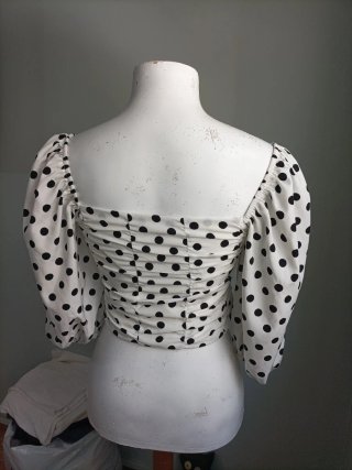 Top de lunares blanco y negro