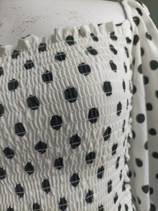 Top de lunares blanco y negro