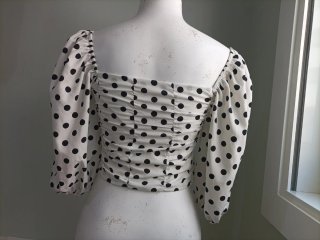 Top de lunares blanco y negro