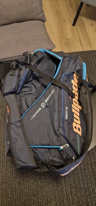 Paletero Bullpadel Flow Negro y Azul BPP-22006