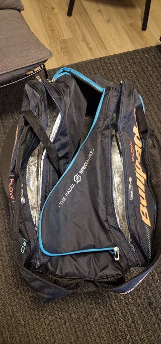 Paletero Bullpadel Flow Negro y Azul BPP-22006