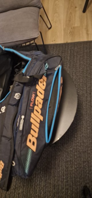 Paletero Bullpadel Flow Negro y Azul BPP-22006