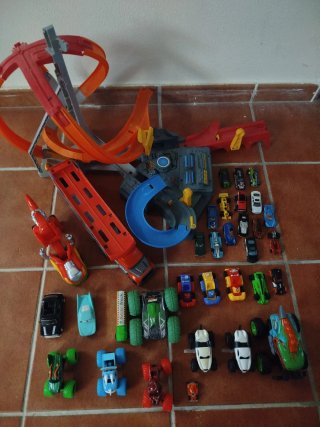 Lote Coches Hot Wheels y Pista
