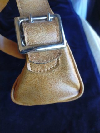 Bolso de hombro beige con hebilla