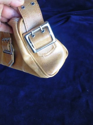 Bolso de hombro beige con hebilla
