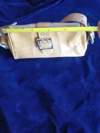 Bolso de hombro beige con hebilla