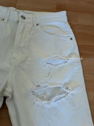 Bermuda blanca Bershka rotos Talla 38