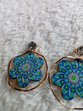 Orecchini floreali con cerchio e strass