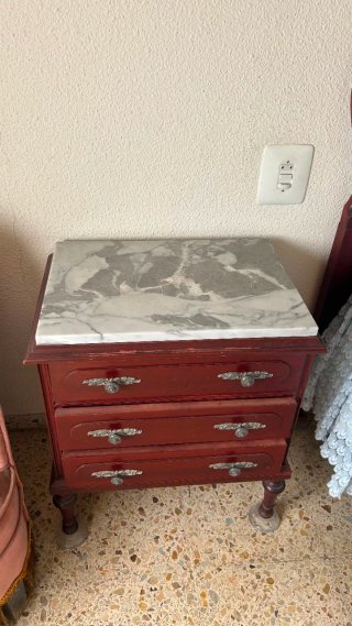 Armario antiguo de madera con detalles