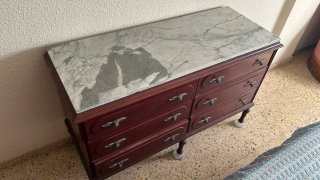 Armario antiguo de madera con detalles