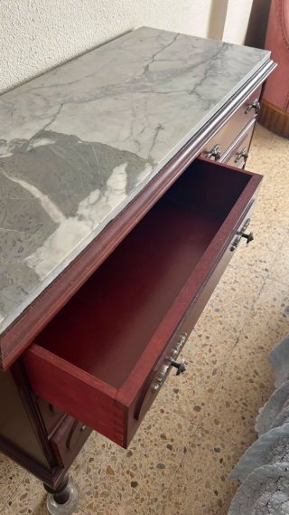 Armario antiguo de madera con detalles
