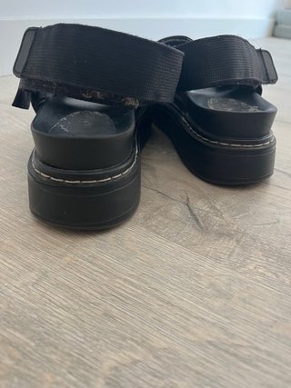 Sandalias negras con hebillas