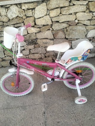 Bicicleta infantil rosa con ruedas de apoyo
