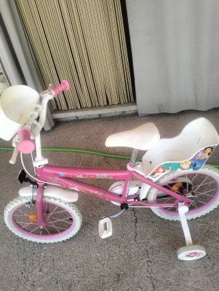 Bicicleta infantil rosa con ruedas de apoyo